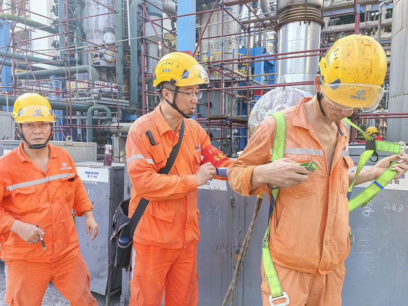 弘旭公司开展泸天化硝区大修现场安全帽、安全带、安全网 使用情况检查(图1)