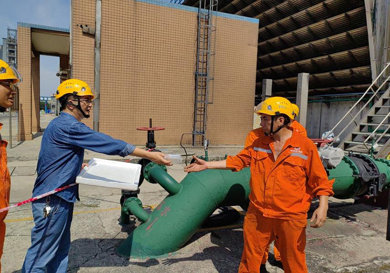 高温慰问送清凉 情系一线暖人心——弘旭公司党委开展现场送清凉活动(图2)