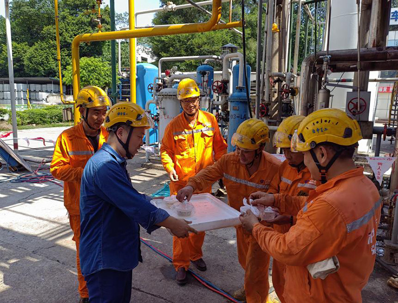 高温慰问送清凉 情系一线暖人心——弘旭公司党委开展现场送清凉活动(图1)