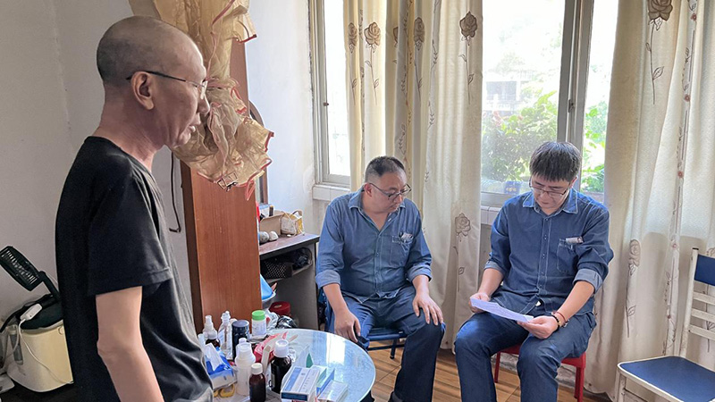 弘旭工会领导带队慰问因病致困员工(图1)