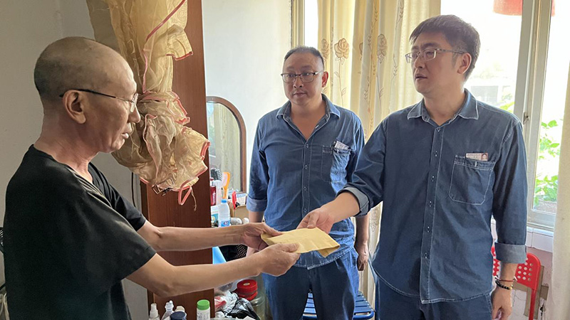 弘旭工会领导带队慰问因病致困员工(图2)