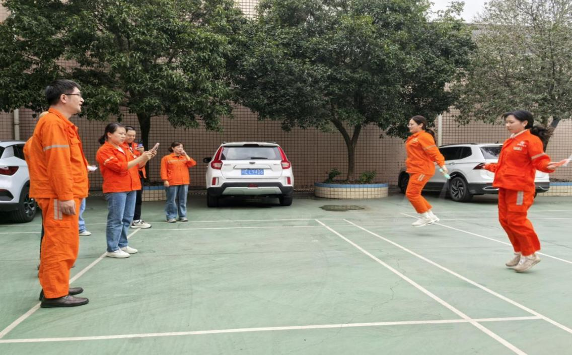 光芒四射，绳彩飞扬 ——弘旭公司工会开展秋季跳绳活动(图1)