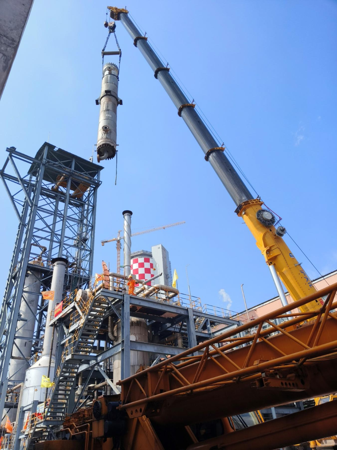 弘旭公司完成H306旧设备吊出工作(图1)