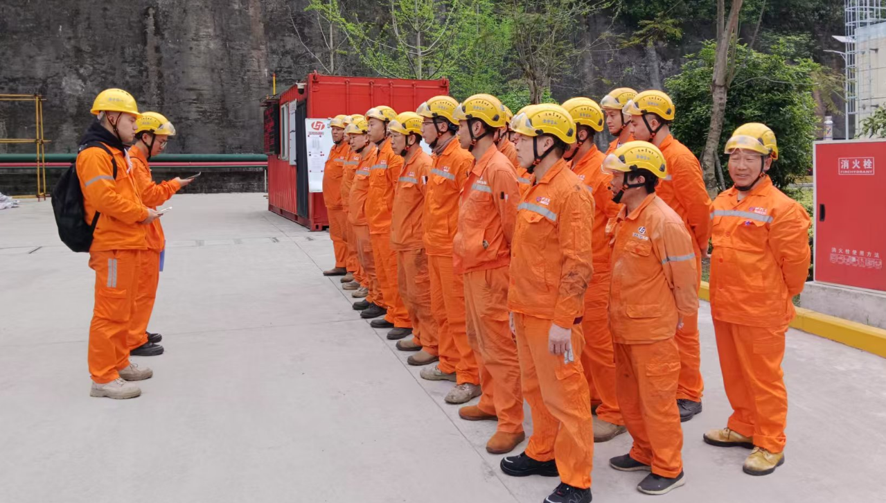 全力以赴搞建设 方圆之间显担当(图1)