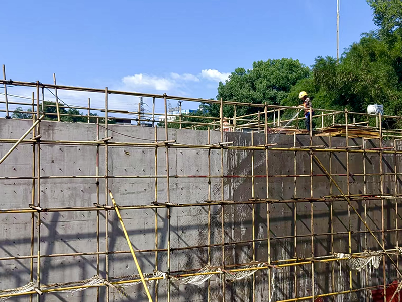 弘旭员工直面烈日考验，汗水铸就质量丰碑(图1)