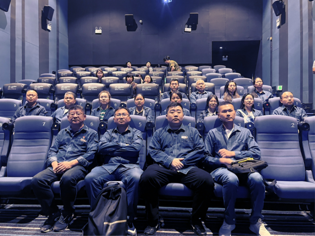 观看《东极岛》厚植爱国情怀(图3)