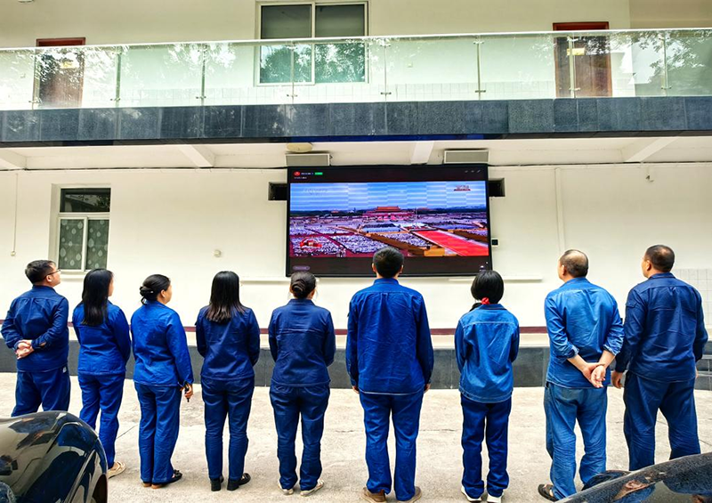  弘旭公司组织观看九三阅兵式，激发爱国热情(图2)