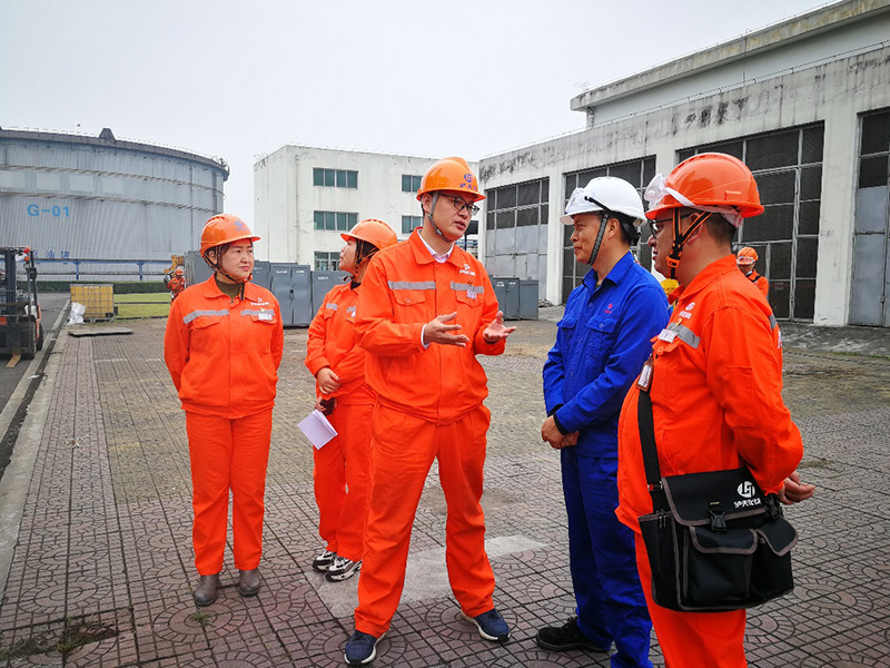 弘旭公司党委书记熊辉率队赴中海沥青项目部检查指导并慰问员工(图1)