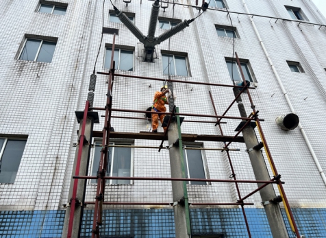 弘旭公司完成110KV纳化线避雷器清洁检查