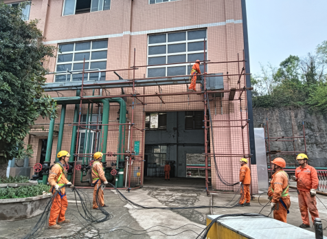 硝区大修进行时，弘旭队伍亮旗帜