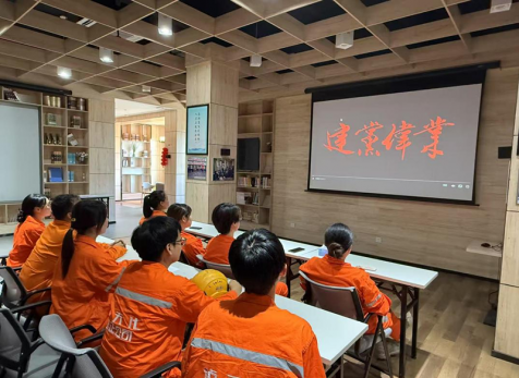 弘旭团总支开展“光影淬初心 荧幕铸党魂”观看红色影片活动